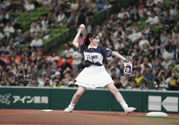 人気アイドルグループ「超ときめき♡宣伝部」のメンバー、菅田愛貴さんがベルーナドームでの西武対ソフトバンク戦の始球式に登場（写真提供・西武ライオンズ）
