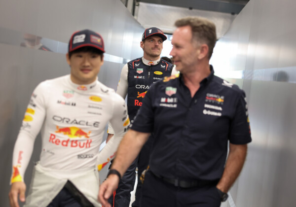 レッドブルのホーナー代表（右）が電撃解任された。この人事が角田裕毅に及ぼす影響は？（写真・Getty Images / Red Bull Content Pool)