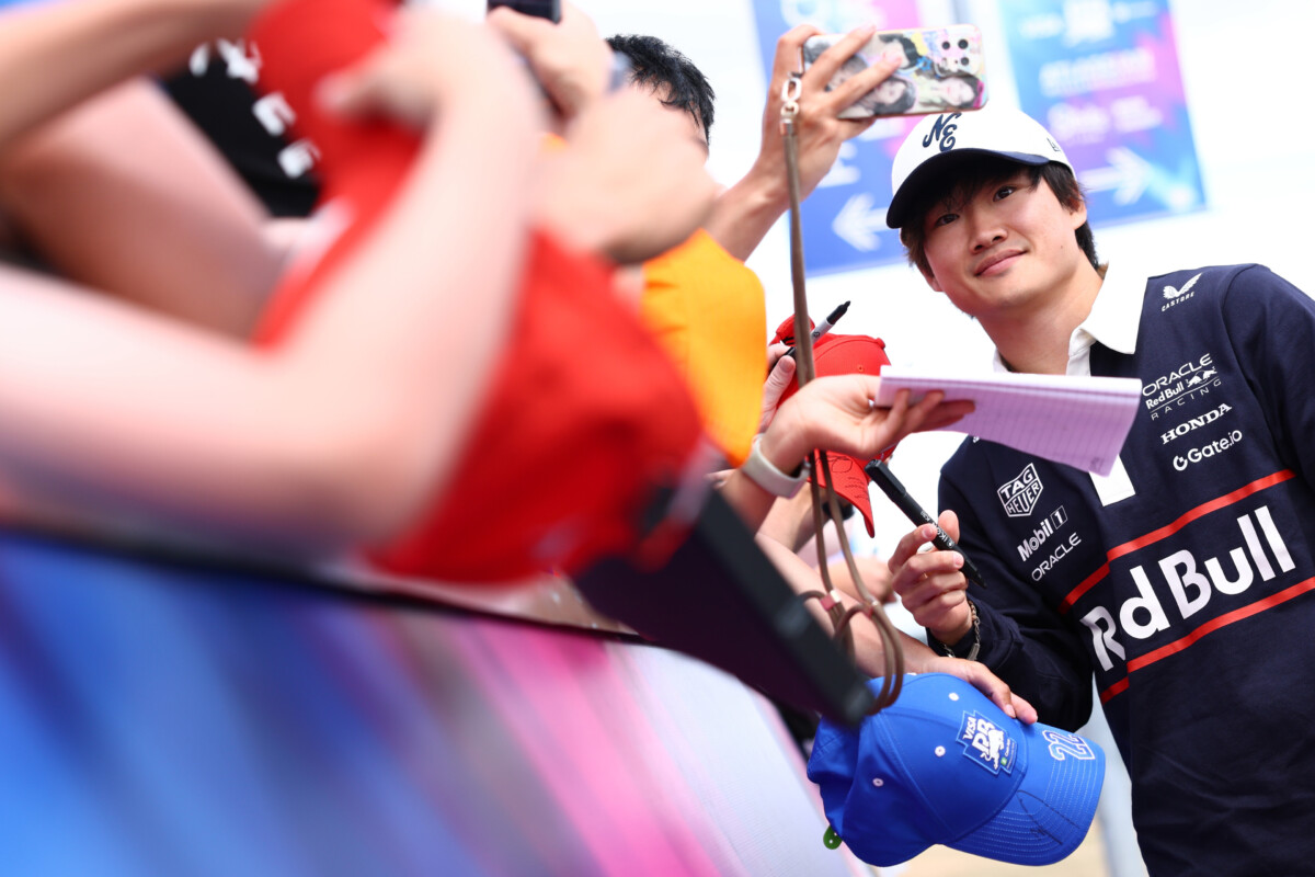 英国GPに備えて現地に入った角田裕毅がファンの歓迎を受ける(写真・Getty Images / Red Bull Content Pool)