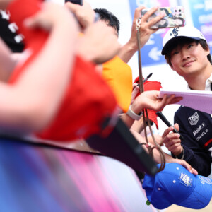 英国GPに備えて現地に入った角田裕毅がファンの歓迎を受ける（写真・Getty Images / Red Bull Content Pool)