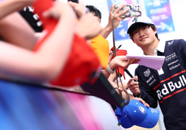 英国GPに備えて現地に入った角田裕毅がファンの歓迎を受ける（写真・Getty Images / Red Bull Content Pool)