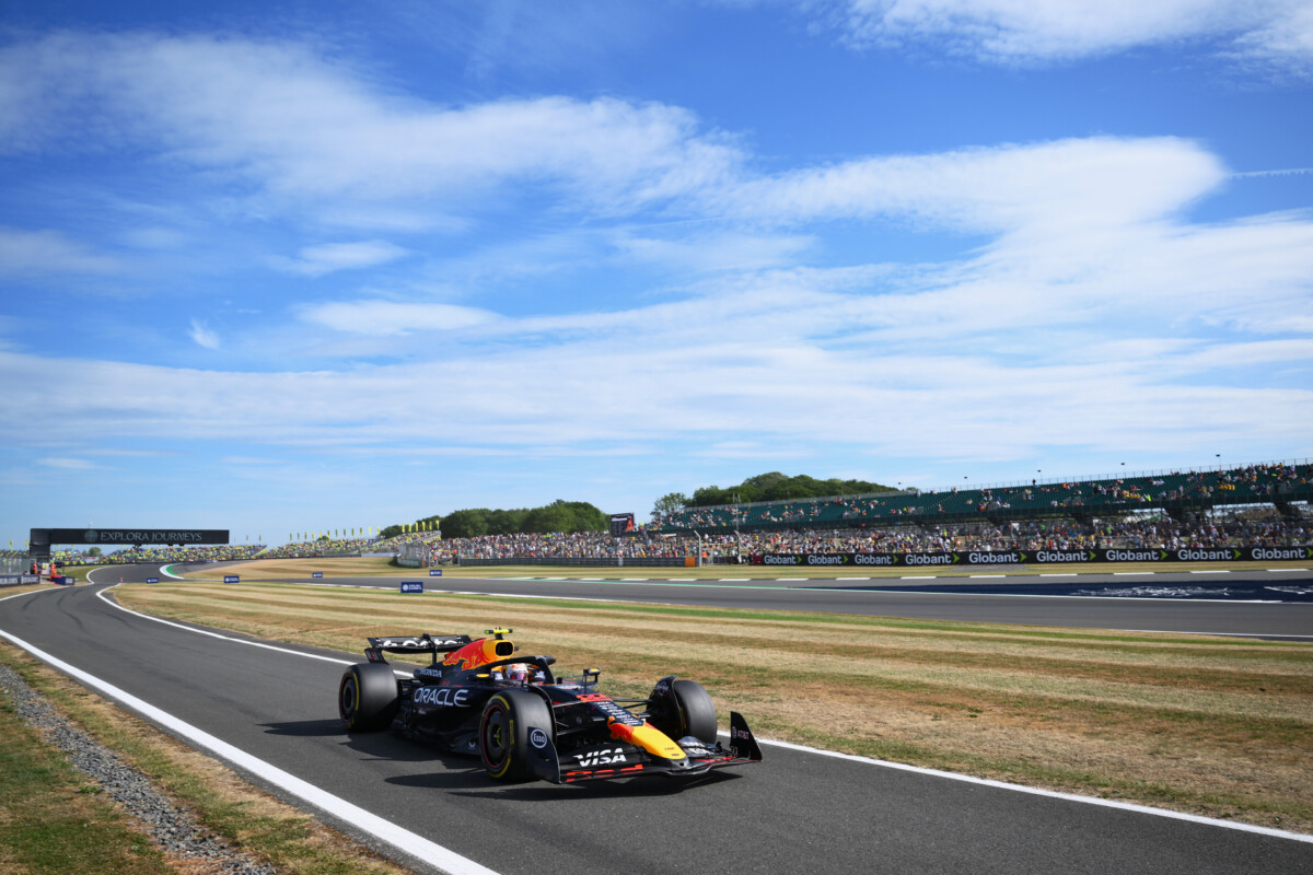 レッドブル角田裕毅は英国GPでのFP2で15番手に終わりFP1に登場した17歳のアービッド・リンドブラッドに遅れを取った（写真・Getty Images / Red Bull Content Pool)