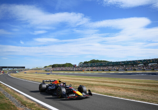 レッドブル角田裕毅は英国GPでのFP2で15番手に終わりFP1に登場した17歳のアービッド・リンドブラッドに遅れを取った（写真・Getty Images / Red Bull Content Pool)