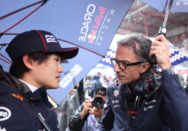 7番手でスタートした角田裕毅だがピットインの指示遅れのミスで13位でフィニッシュ。メキース代表（右）はレース後に角田に謝罪した（写真・Getty Images / Red Bull Content Pool)