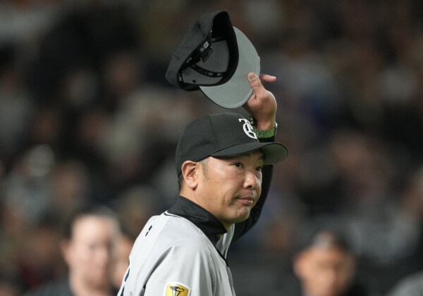 巨人の阿部監督が見逃しの三球三振＆バント失敗の泉口を3回で“懲罰交代”（資料写真：Imagn/ロイター/アフロ）