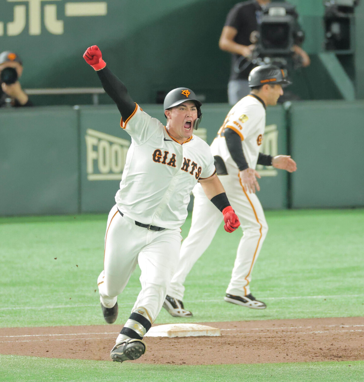 巨人のリチャードが阪神戦で同点3ランを放つ(写真・スポーツ報知/アフロ)
