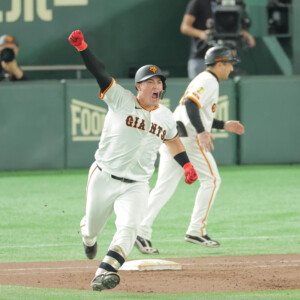 巨人のリチャードが阪神戦で同点3ランを放つ（写真・スポーツ報知/アフロ）