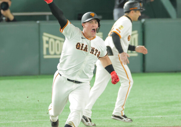 巨人のリチャードが阪神戦で同点3ランを放つ（写真・スポーツ報知/アフロ）