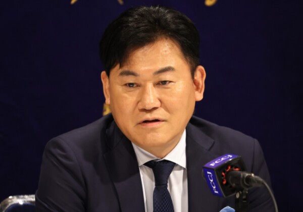 楽天の三木谷会長が中止に追い込まれそうだった神戸vsバルセロナの親善試合の窮地を救う（資料写真・つのだよしお/アフロ）