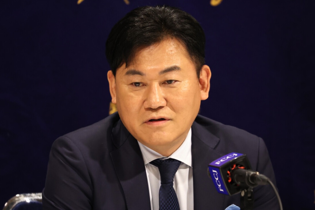 楽天の三木谷会長が中止に追い込まれそうだった神戸vsバルセロナの親善試合の窮地を救う（資料写真・つのだよしお/アフロ）