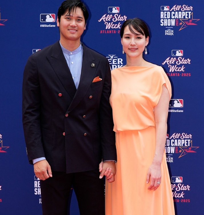 米球宴でのレッドカーペットに登場した大谷翔平と真美子夫人(MLB公式Xより)