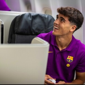 新シーズンから「10番」を背負う18歳の至宝ラミン・ヤマルも移動の飛行機内で笑顔（FCバルセロナ公式Xより引用）