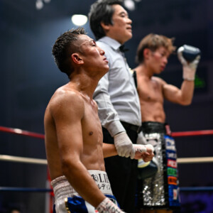 ドロー判定を聞いた瞬間に挑戦者の神足茂利（左）はひざまずいた。この段階ではまだ意識はハッキリしていたのだが…（写真・山口裕朗）