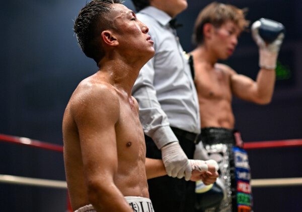 ドロー判定を聞いた瞬間に挑戦者の神足茂利（左）はひざまずいた。この段階ではまだ意識はハッキリしていたのだが…（写真・山口裕朗）