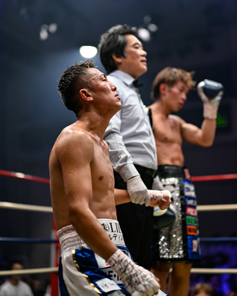 ドロー判定を聞いた瞬間に挑戦者の神足茂利(左)はひざまずいた。この段階ではまだ意識はハッキリしていたのだが…(写真・山口裕朗)