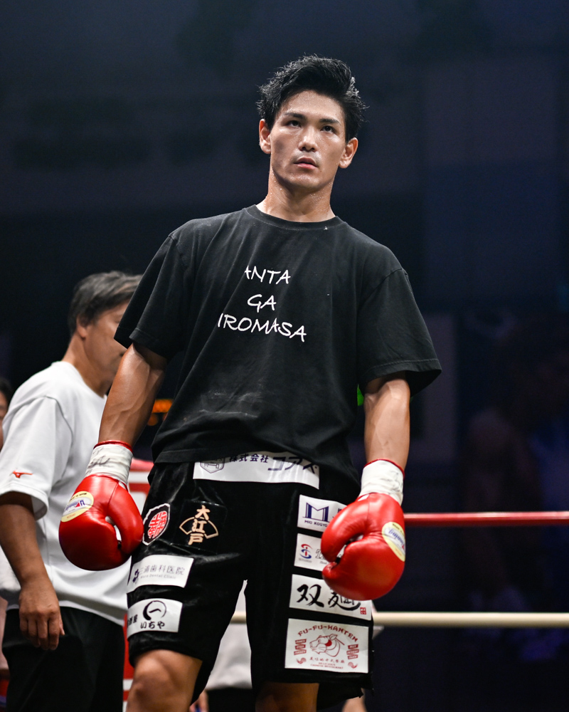 2日の日本ライト級挑戦者決定戦でTKO負け後に担架で運ばれ緊急開頭手術を受けていた浦川大将さんが死去(写真・山口裕朗)