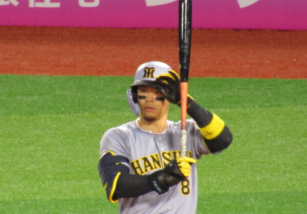 阪神の佐藤輝明が延長10回に決勝二塁打で優勝マジック再点灯