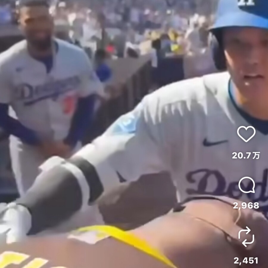 ジーンさんのインスタ（@billygeneismarketing）の映像より引用したハイタッチシーン