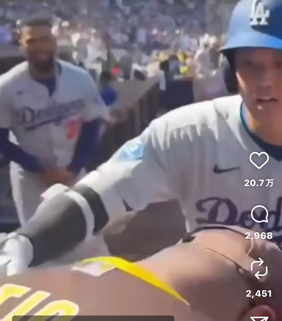 ジーンさんのインスタ(@billygeneismarketing)の映像より引用したハイタッチシーン