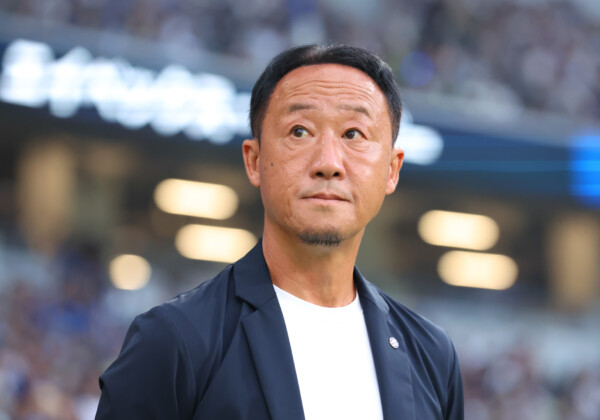 黒田監督が率いる町田が8連勝で暫定首位に浮上(写真：YUTAKA/アフロスポーツ）