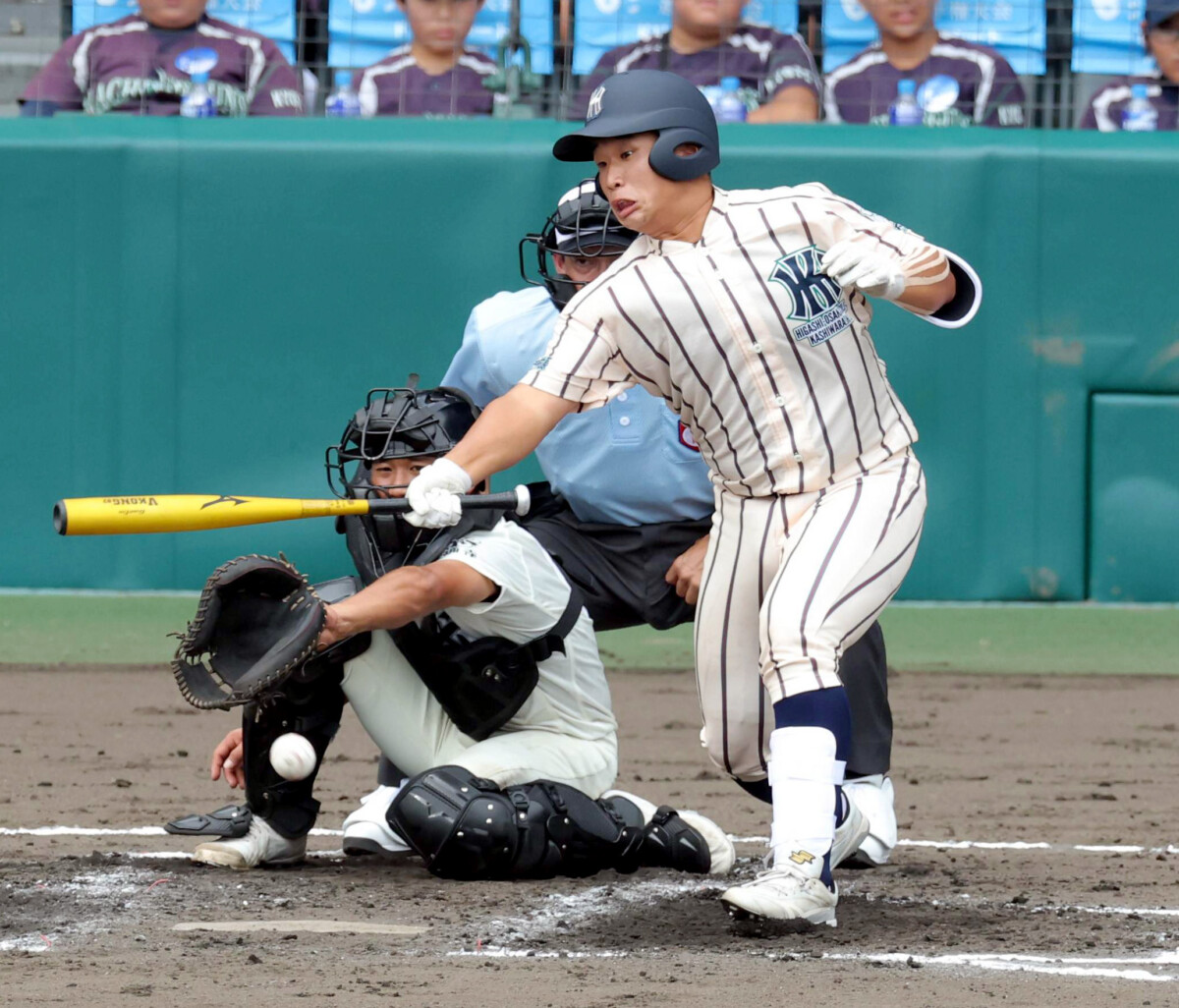 左手を怪我していた東大阪大柏原の主将の竹本歩夢が執念の片手打ちを見せた（写真・スポーツ報知/アフロ）