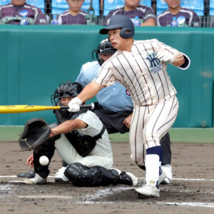 左手を怪我していた東大阪大柏原の主将の竹本歩夢が執念の片手打ちを見せた（写真・スポーツ報知/アフロ）
