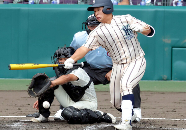 左手を怪我していた東大阪大柏原の主将の竹本歩夢が執念の片手打ちを見せた（写真・スポーツ報知/アフロ）