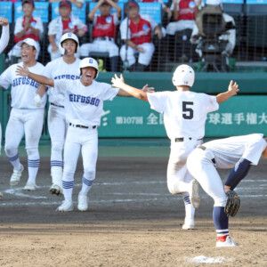 横浜が延長11回に県岐阜商にサヨナラ負け。マウンド上で奥村頼人は号泣した（写真・スポーツ報知/アフロ）