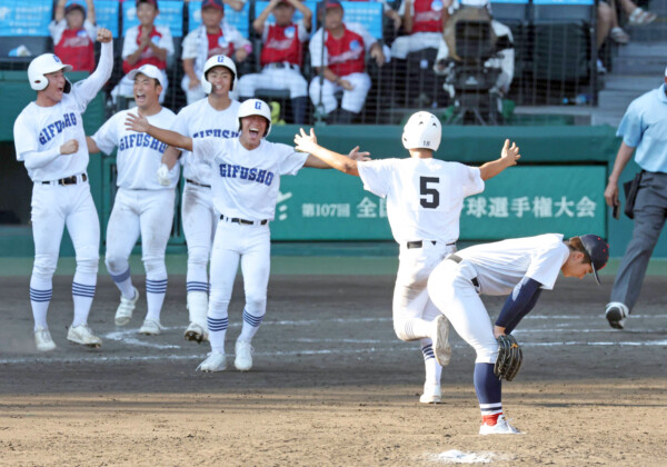 横浜が延長11回に県岐阜商にサヨナラ負け。マウンド上で奥村頼人は号泣した（写真・スポーツ報知/アフロ）