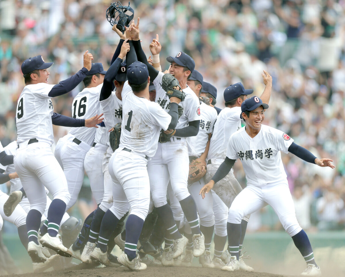 沖縄尚学が3-1で日大三を下して頂点に(写真・スポーツ報知/アフロ)
