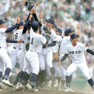 沖縄尚学が3－1で日大三を下して頂点に（写真・スポーツ報知/アフロ）