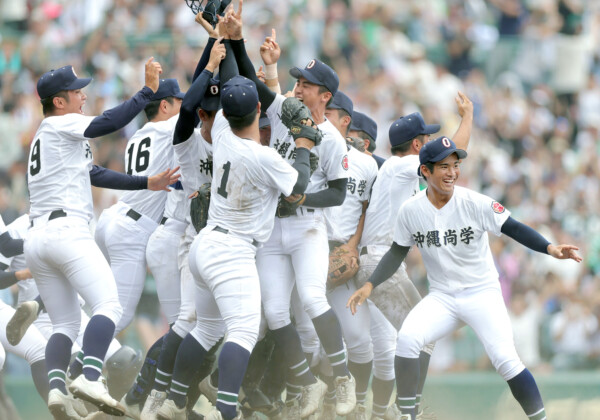 沖縄尚学が3－1で日大三を下して頂点に（写真・スポーツ報知/アフロ）