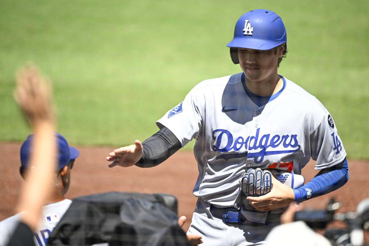 大谷が45号を放った後にヤジを飛ばしていたファンに握手を求めた(写真:Imagn/ロイター/アフロ)