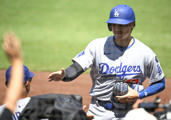 大谷が45号を放った後にヤジを飛ばしていたファンに握手を求めた（写真：Imagn/ロイター/アフロ）