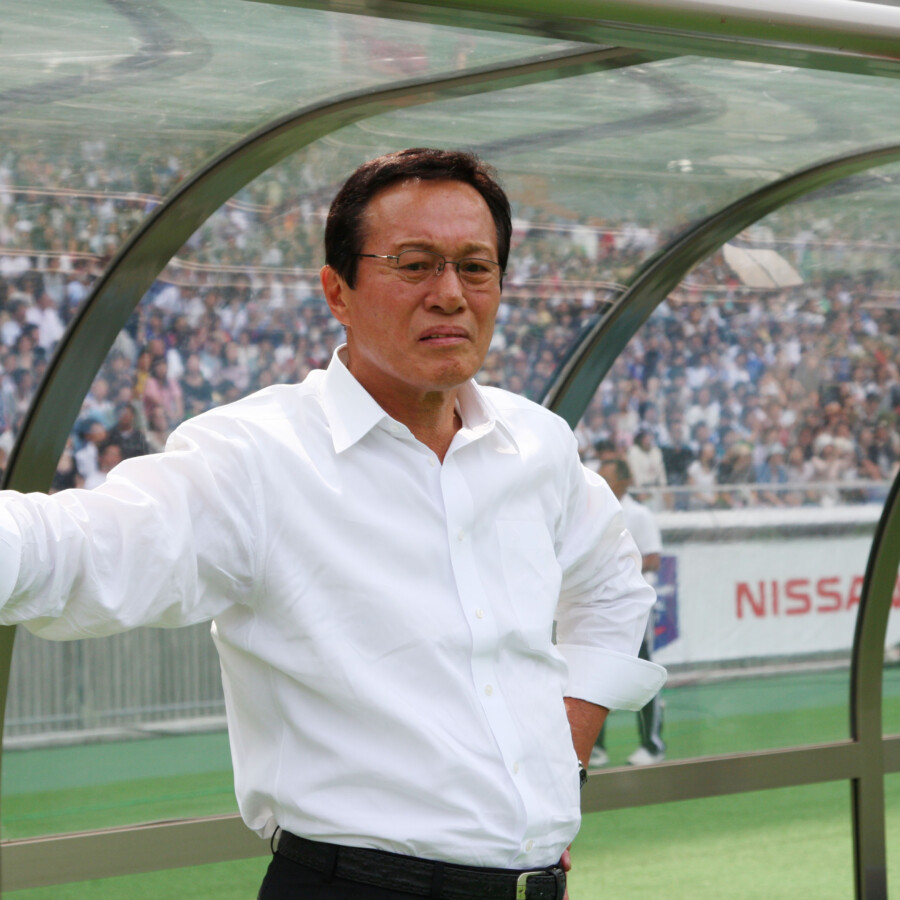 監督も務めたことのある偉大なるストライかー釜本邦茂さんが逝去（写真・アフロスポーツ）