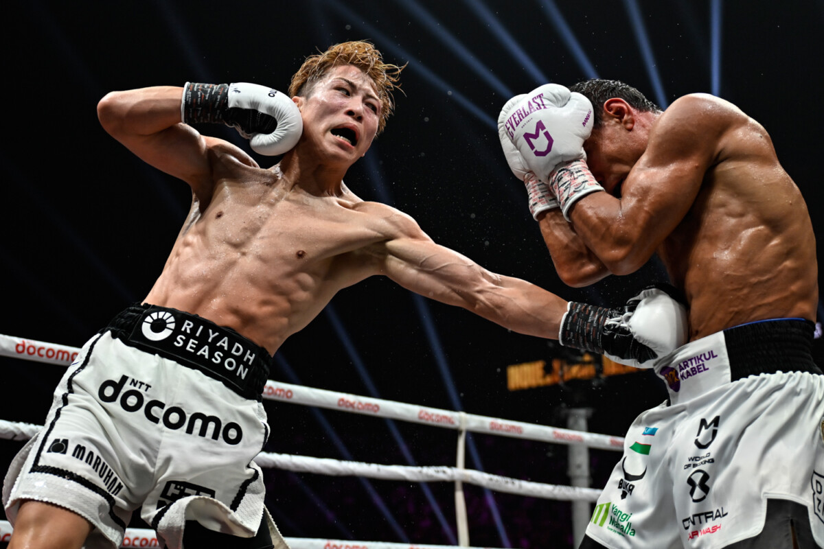 井上尚弥がボディブローでアフマダリエフをえぐる(写真・山口裕朗)