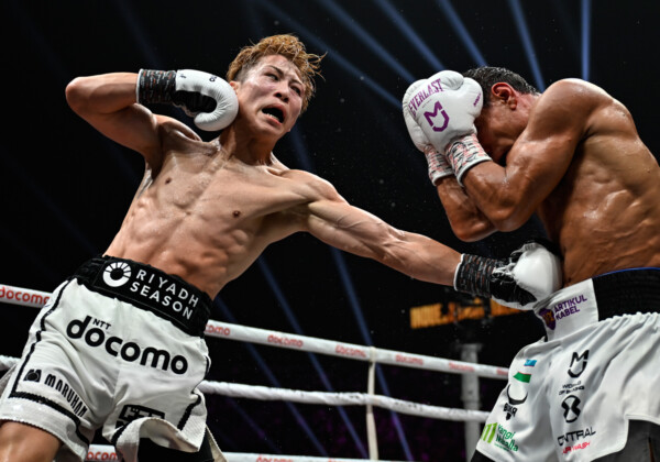 井上尚弥がボディブローでアフマダリエフをえぐる（写真・山口裕朗）