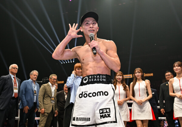井上尚弥がリング上からファンん「誰が衰えているって？」と問いかける（写真・山口裕朗）