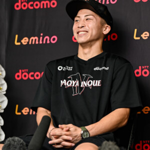一夜明け会見の井上尚弥。フルラウンド戦ったとは思えない（写真・山口裕朗）