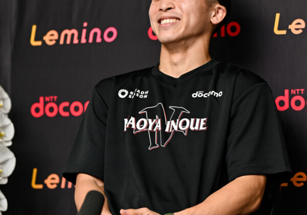 一夜明け会見の井上尚弥。フルラウンド戦ったとは思えない（写真・山口裕朗）