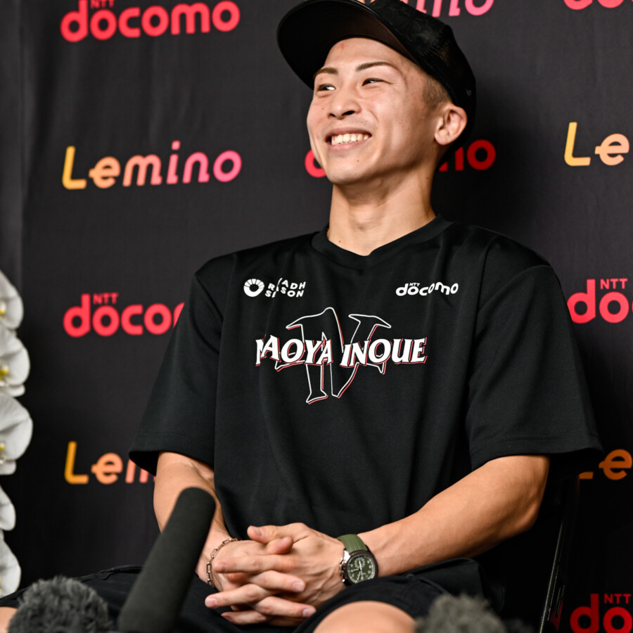 一夜明け会見の井上尚弥。フルラウンド戦ったとは思えない（写真・山口裕朗）