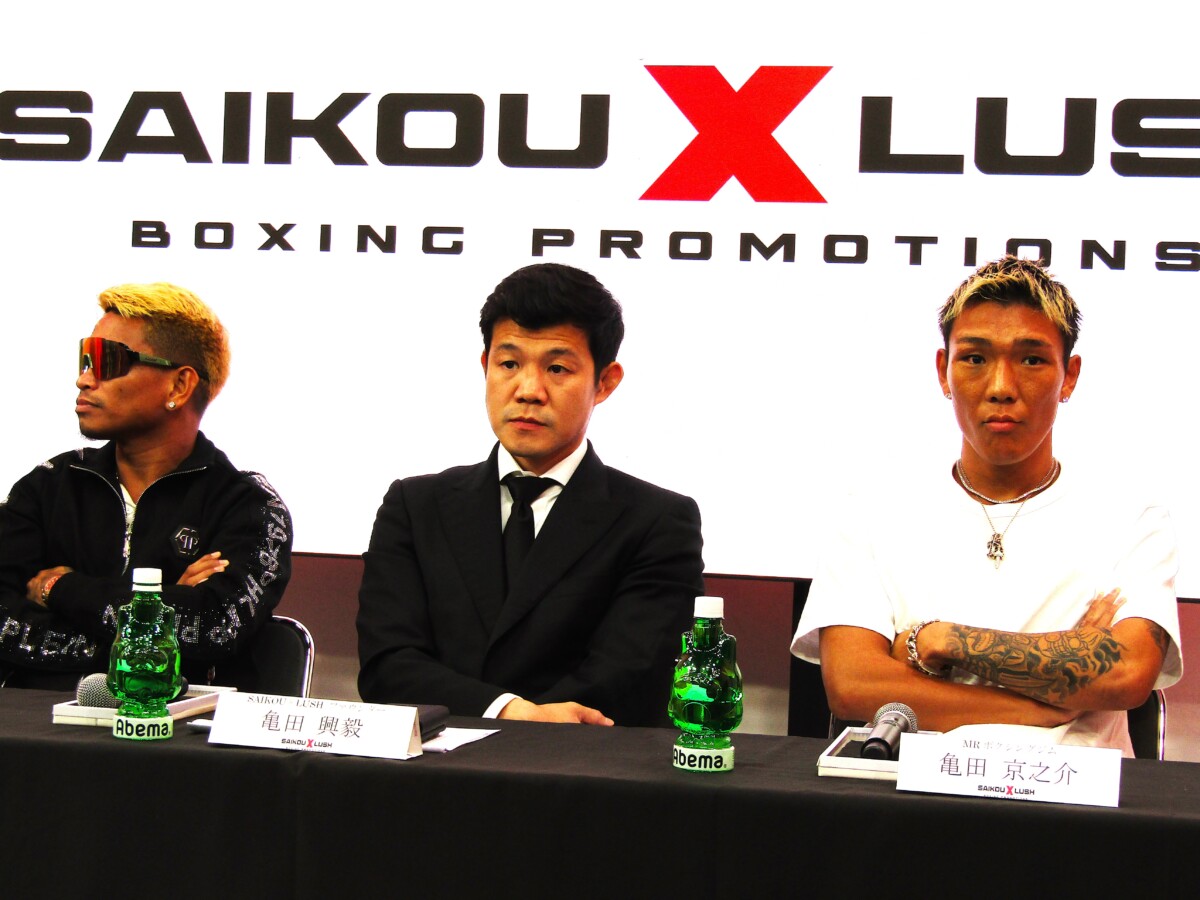 10月25日にキルギスで対戦する亀田京之介（右）とカシメロ（左）が会見。亀田はなんといとこの亀田和毅との対戦を熱望した。亀田興毅氏（中）も驚きだろう
