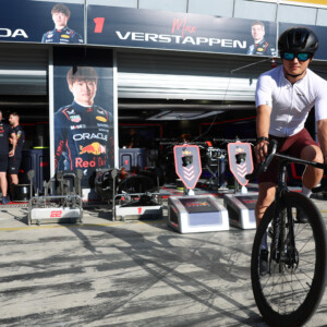 イタリアGPのレッドブルのピットに角田裕毅は自転車で登場（写真・Getty Images / Red Bull Content Pool)