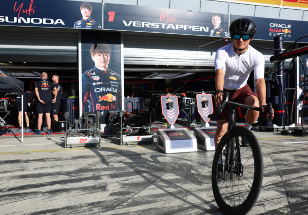 イタリアGPのレッドブルのピットに角田裕毅は自転車で登場（写真・Getty Images / Red Bull Content Pool)