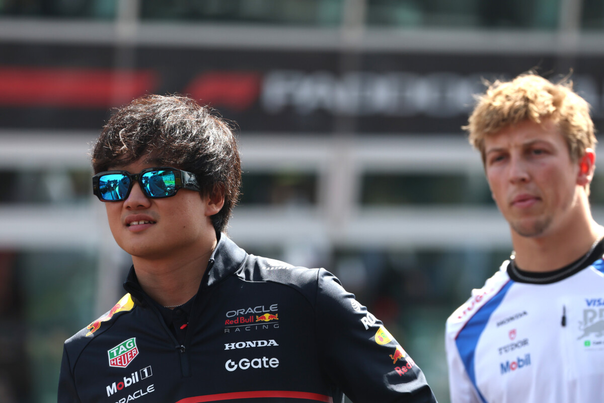 レッドブルの角田裕毅(左)がイタリアGPでレーシングブルズのローソン(右)と接触して13位に終わった評価が真っ二つに分かれた(写真・Getty Images / Red Bull Content Pool)