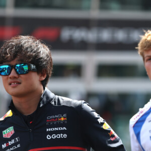 レッドブルの角田裕毅（左）がイタリアGPでレーシングブルズのローソン（右）と接触して13位に終わった評価が真っ二つに分かれた（写真・Getty Images / Red Bull Content Pool)