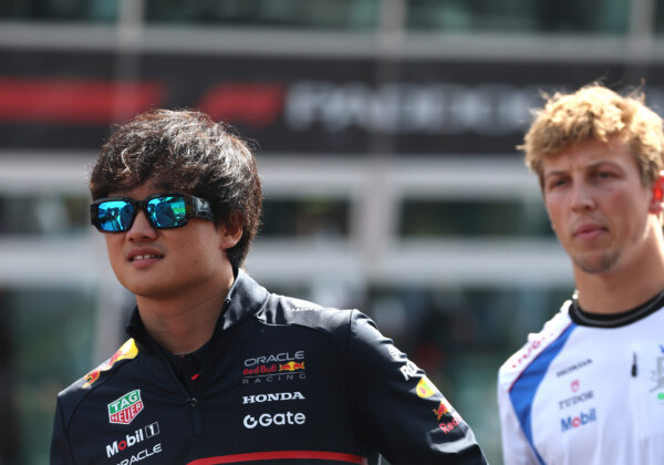 レッドブルの角田裕毅（左）がイタリアGPでレーシングブルズのローソン（右）と接触して13位に終わった評価が真っ二つに分かれた（写真・Getty Images / Red Bull Content Pool)