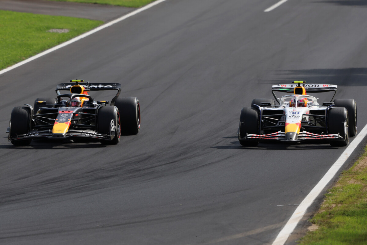 レッドブルの角田裕毅(左)がレーシングブルズのリアム・ローソン(右)と接触して順位を下げることになった(写真・Getty Images / Red Bull Content Pool)