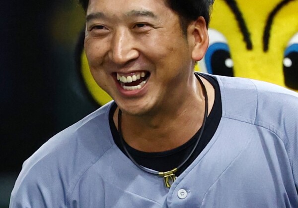 阪神の藤川監督が就任1年目で史上最速Ｖの美酒（資料写真・ロイター/アフロ）