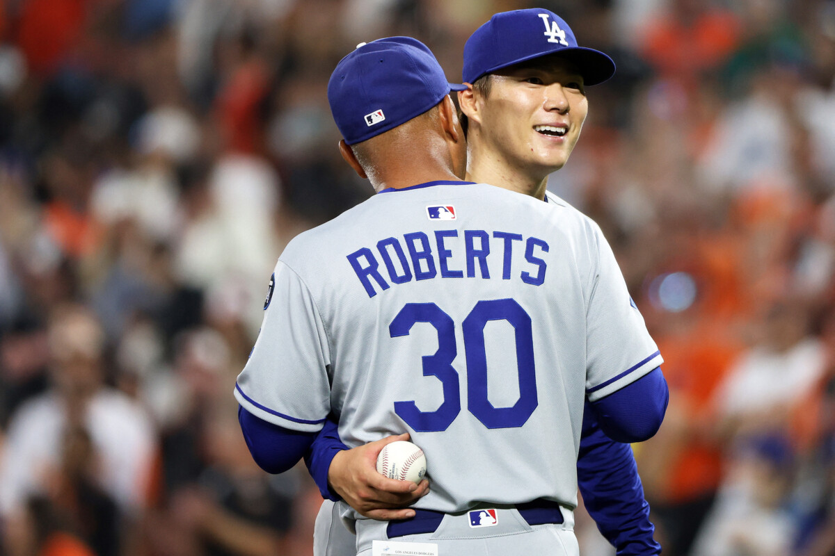 あと一人でノーノ―を逃した山本はロバーツ監督に労われ苦笑い（写真：Imagn/ロイター/アフロ）